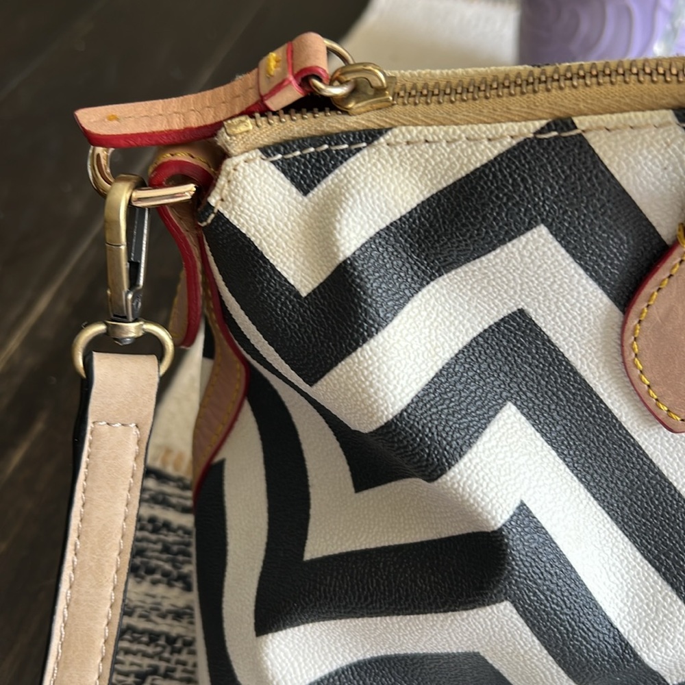 Dooney Bourke strip bag - Picture 4 of 14